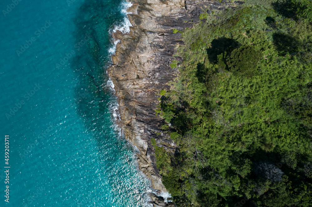 鸟瞰图自上而下，海浪拍打着海岸，阳光明媚，美丽的绿松石海面