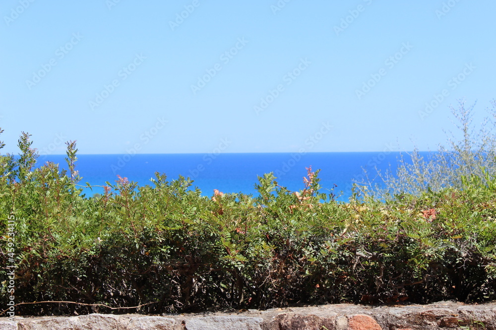 Vue sur la mer en Corse en journée