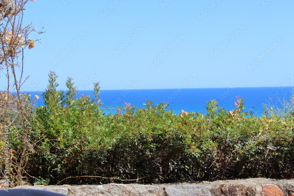 Vue sur la mer en Corse en journée