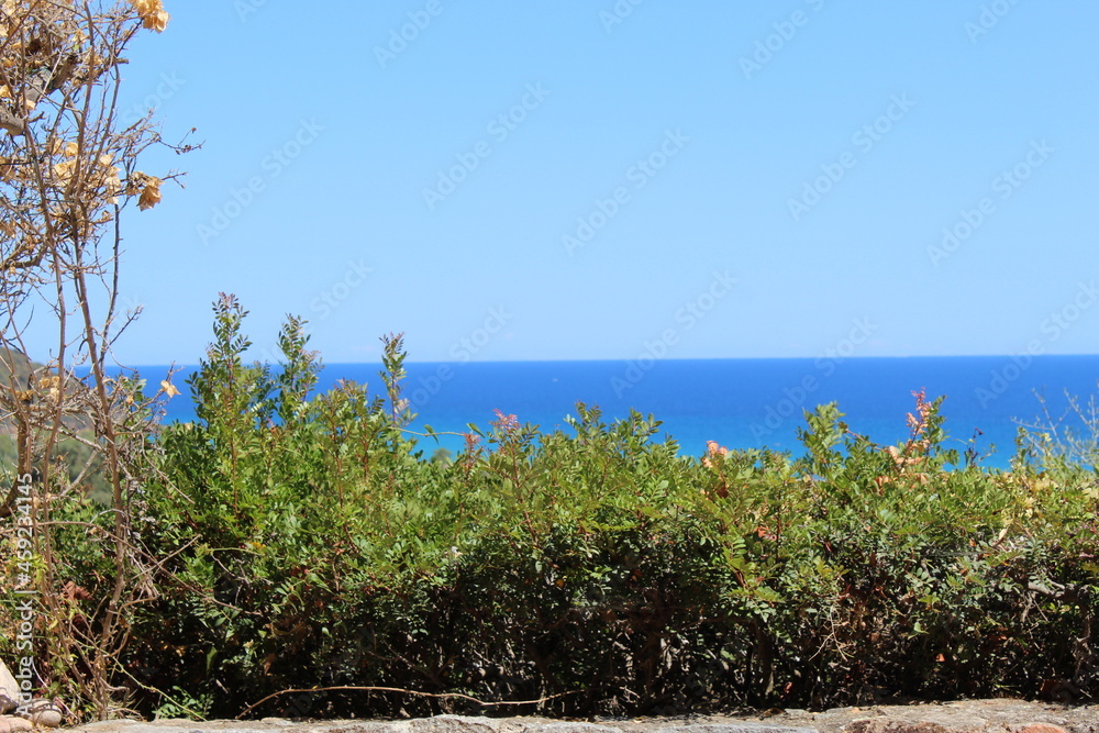 Vue sur la mer en Corse en journée