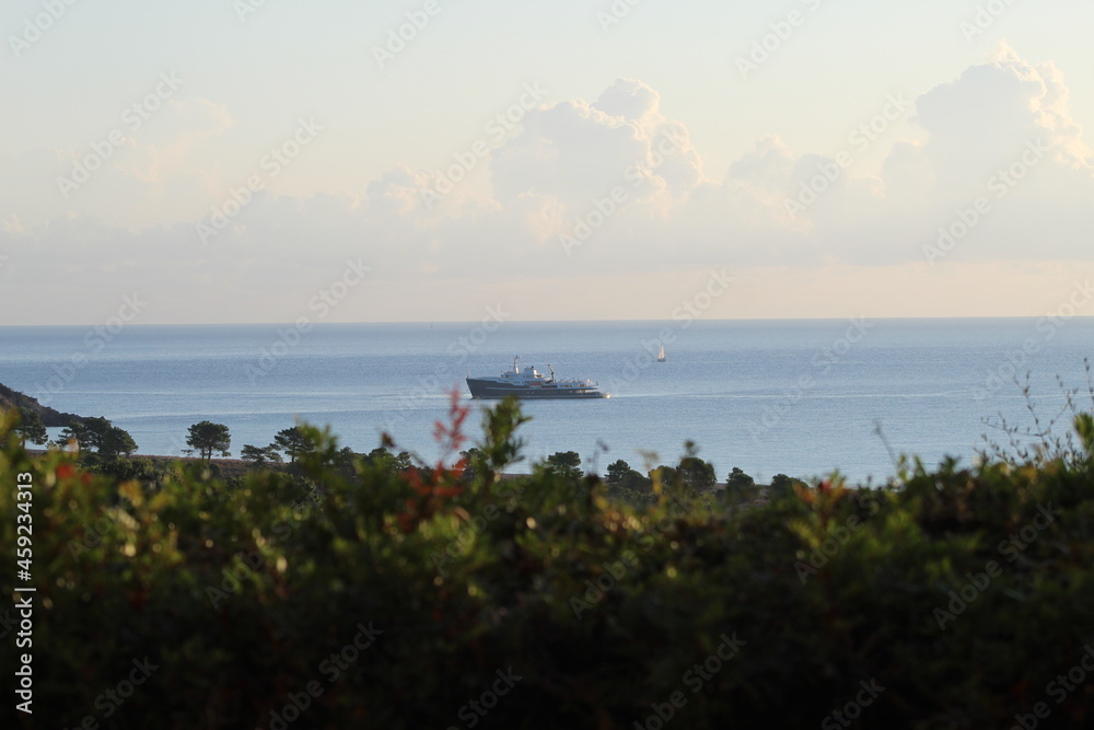 Vue sur la mer en Corse en journée