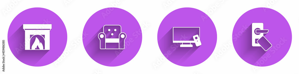 设置室内壁炉、扶手椅、智能电视和带长阴影的数字门锁图标。矢量