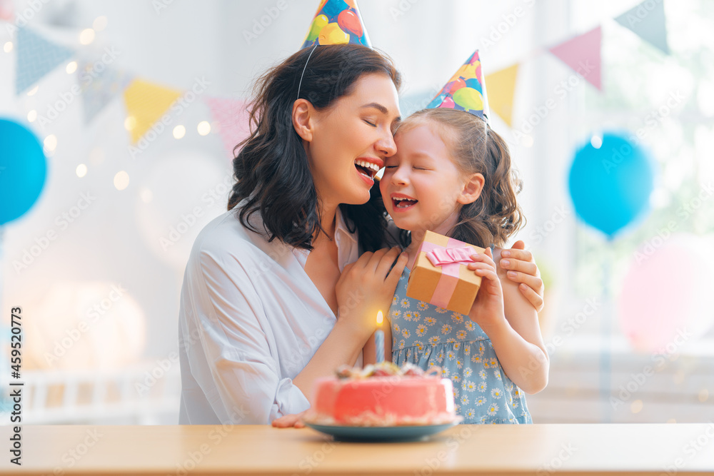 母亲和女儿正在庆祝生日。