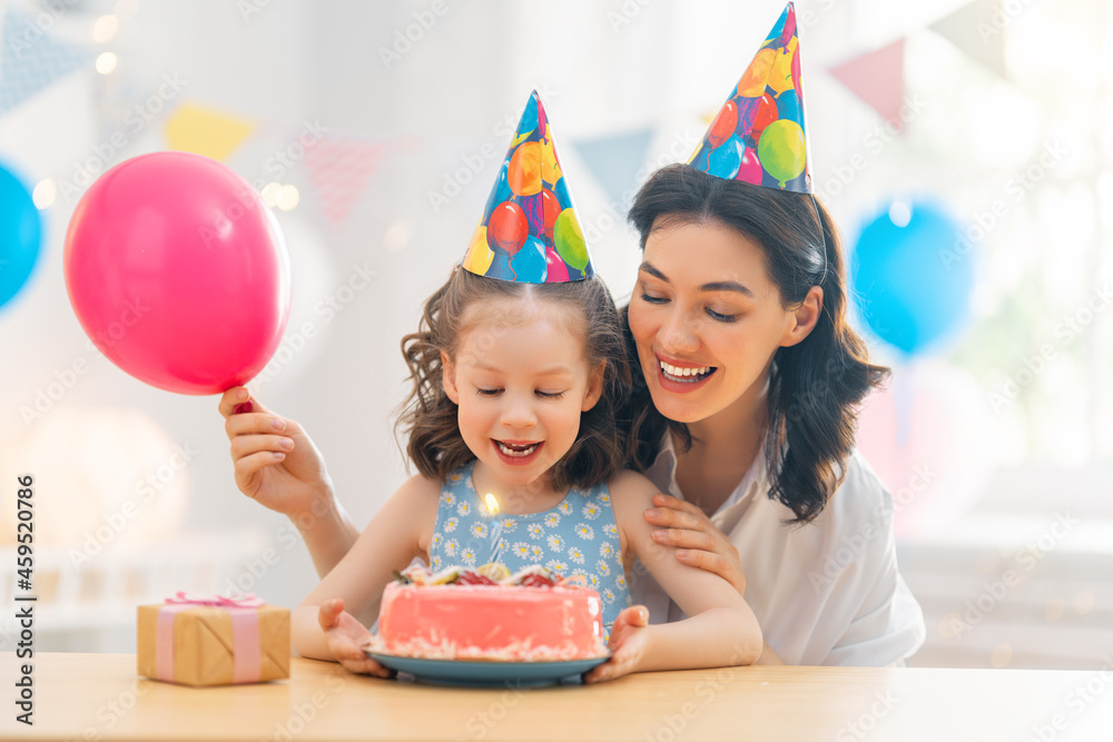 母亲和女儿正在庆祝生日。