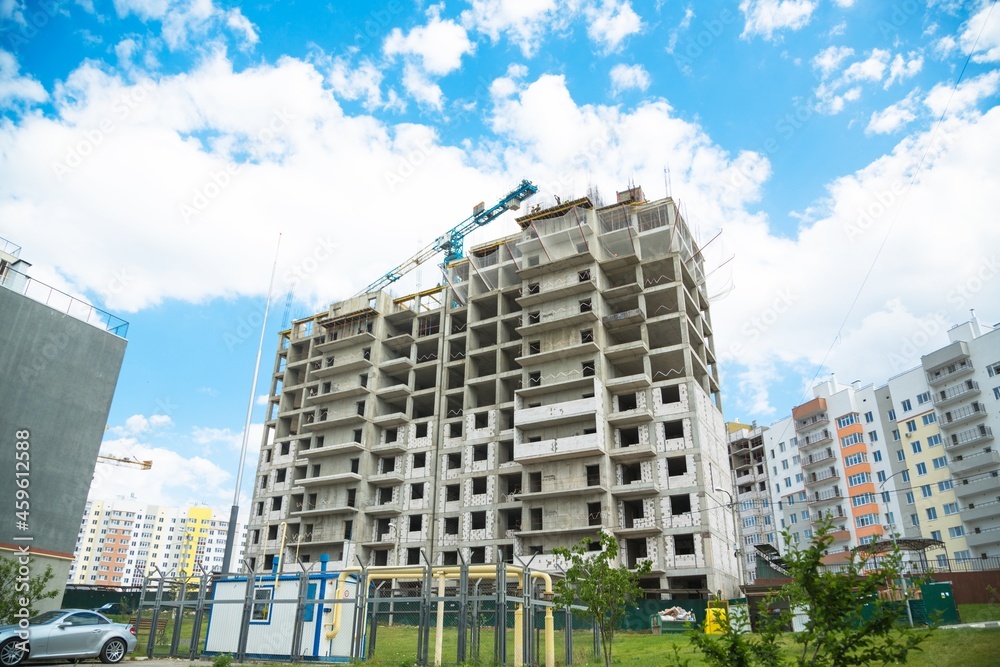 天空背景下的住宅建筑群