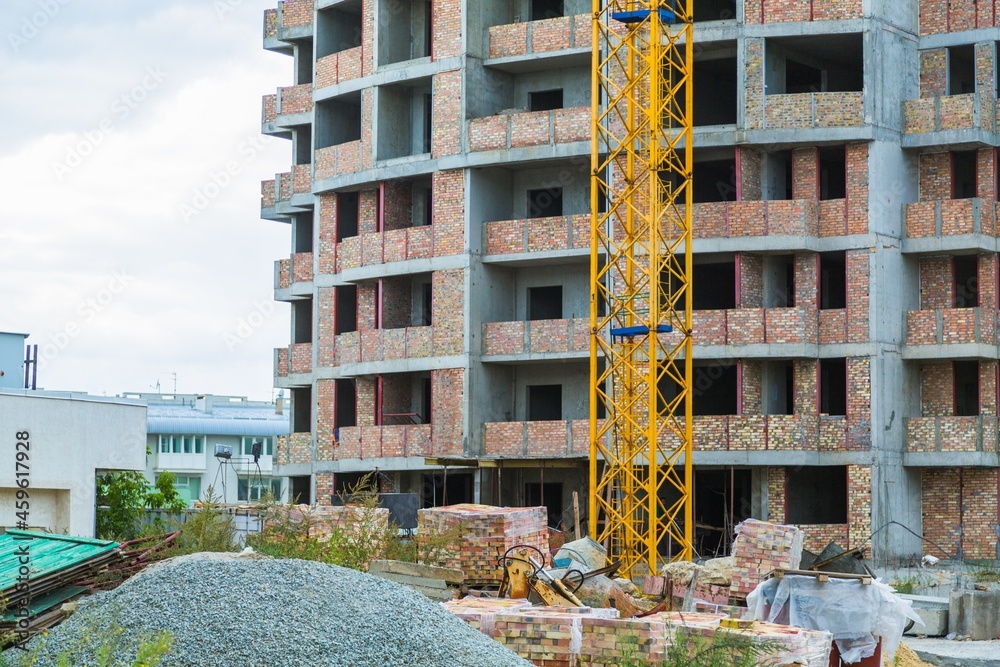 大型建筑工地，包括在建筑群上工作的几台起重机，天空晴朗