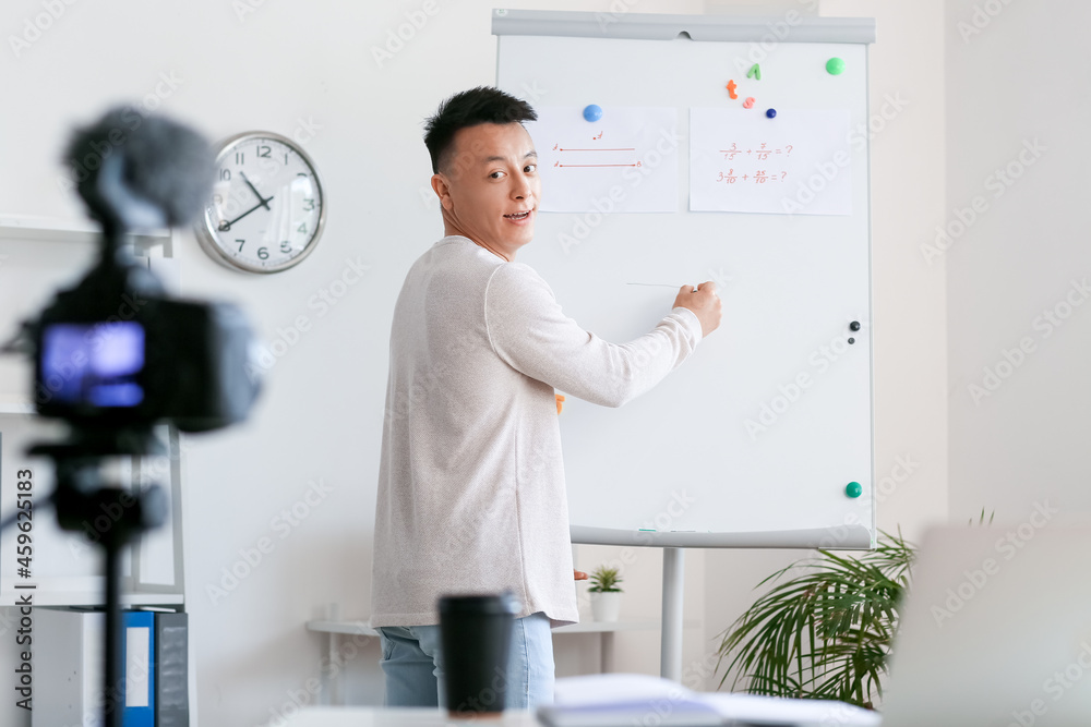 亚洲老师在课堂上为学生录制视频