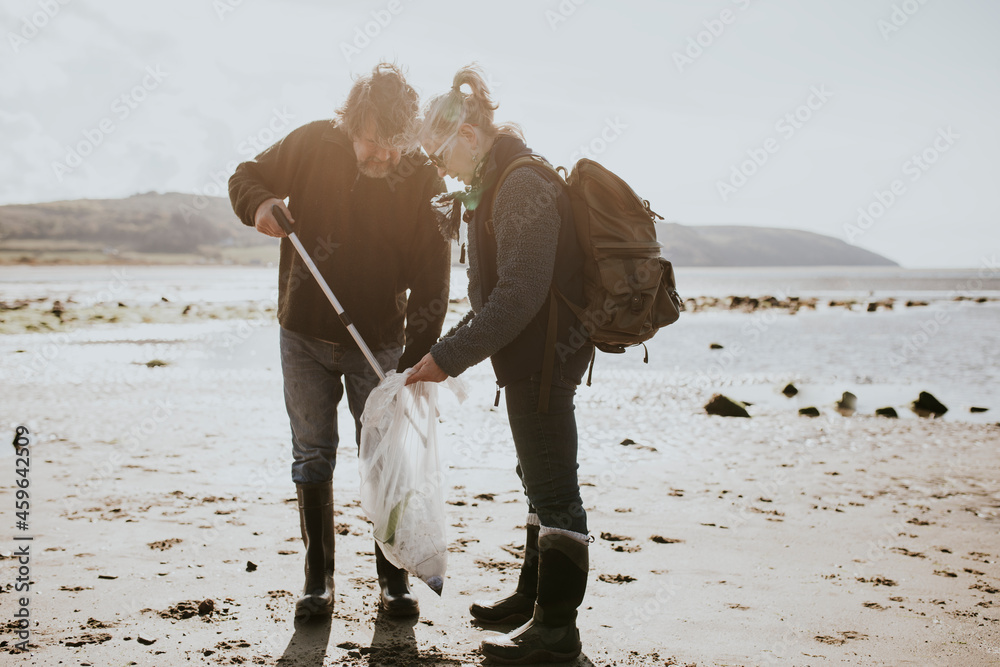 海滩清理志愿者为环境运动捡垃圾