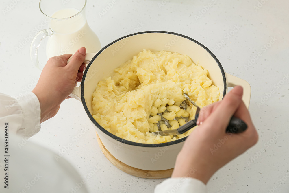 女人在厨房的桌子上准备美味的土豆泥，特写