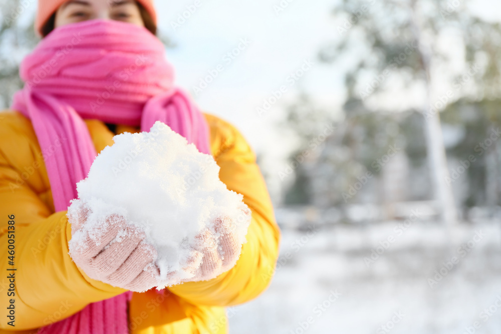 冬日玩雪的年轻女子