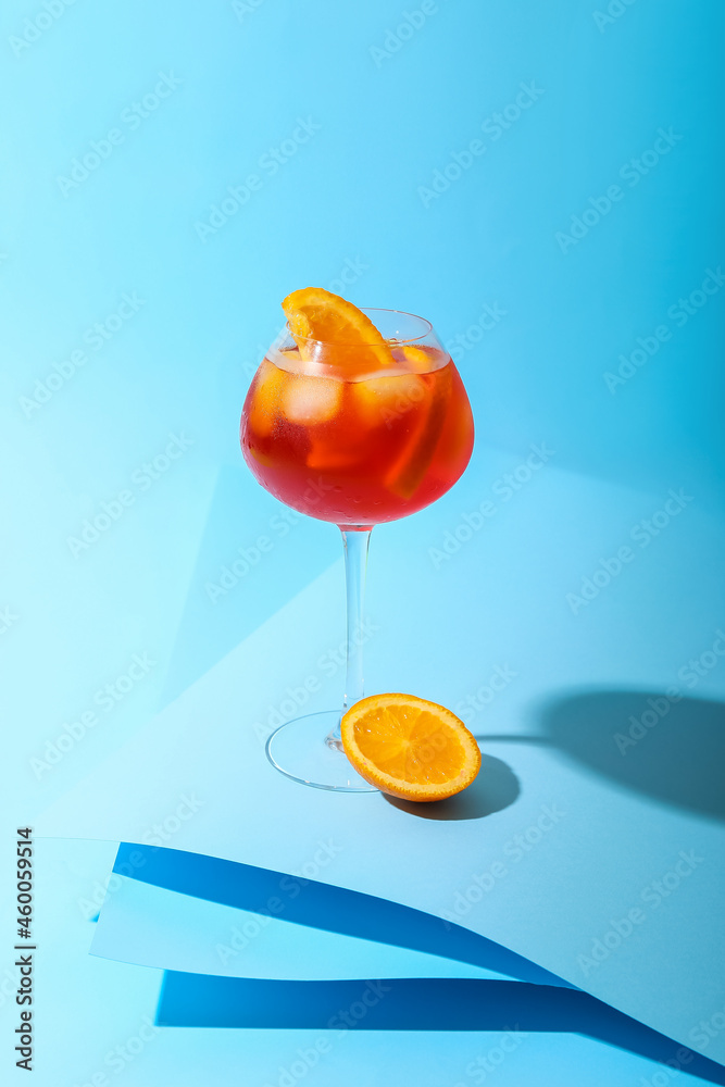 一杯彩色背景的Aperol雪碧鸡尾酒