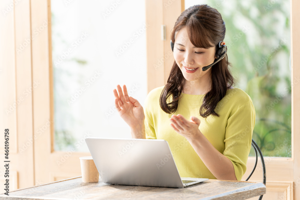 カフェでリモートワークをする女性