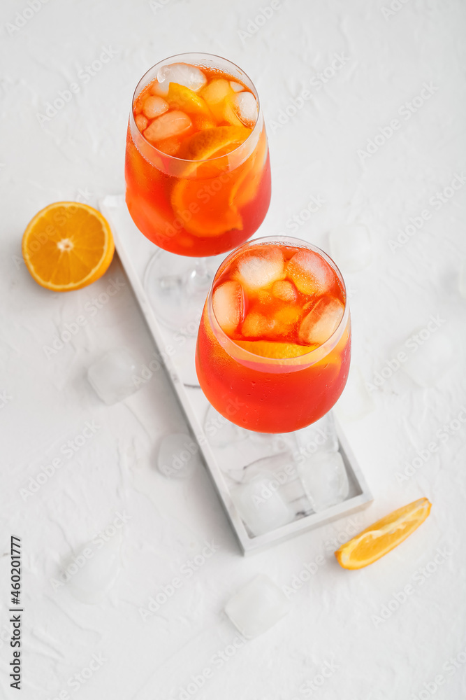 淡背景Aperol雪碧鸡尾酒