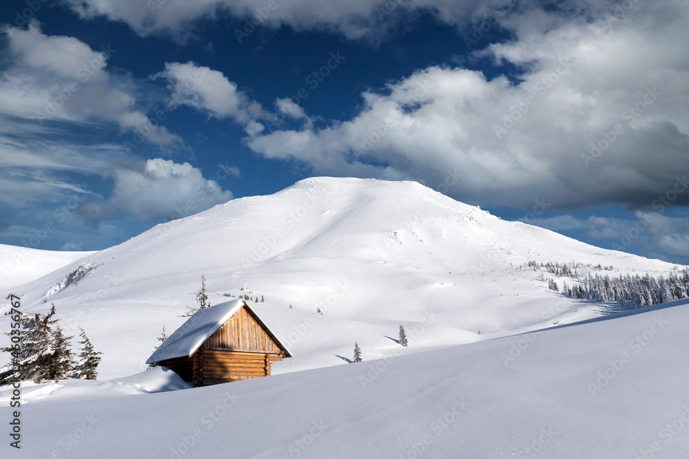 雪山木屋的奇妙冬季景观。圣诞节假期概念