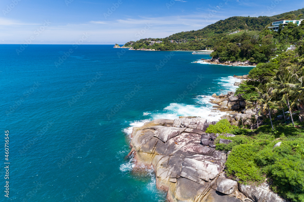 泰国普吉岛令人惊叹的海滨鸟瞰图夏季美丽的海岸和开阔的大海