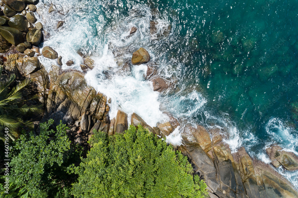 泰国普吉岛令人惊叹的海岸鸟瞰图美丽的海浪拍打海岸俯视海