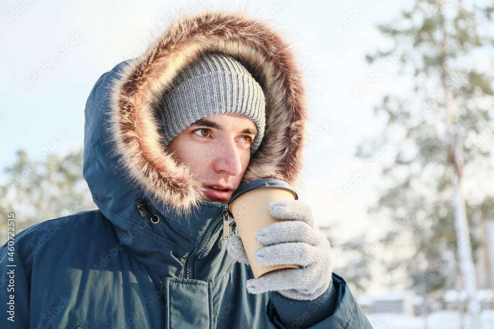 下雪天喝热茶的年轻人