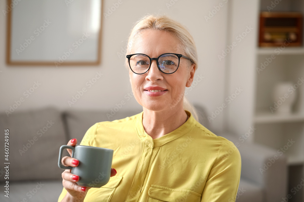 在办公室喝咖啡的成熟女性