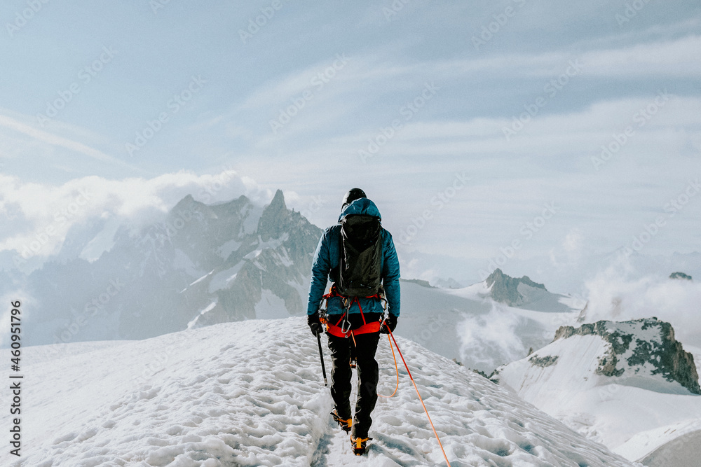 冒险壁纸背景，Aiguille du Midi徒步旅行者，复古色调