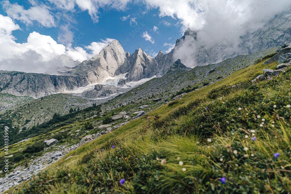 Piz Badile（Pizzo Badile）的美丽夏季景色，布雷加格里亚（Bergell）m的高山花岗岩峰