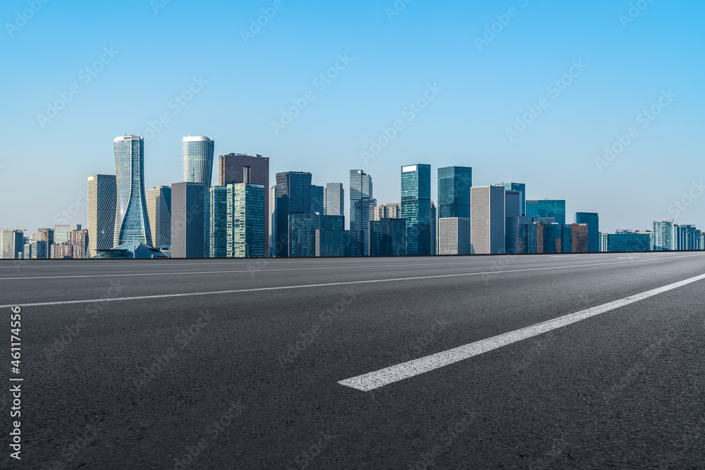 空旷的柏油路、城市天际线和建筑景观，中国。