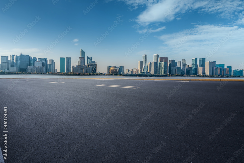 空旷的柏油路、城市天际线和建筑景观，中国。