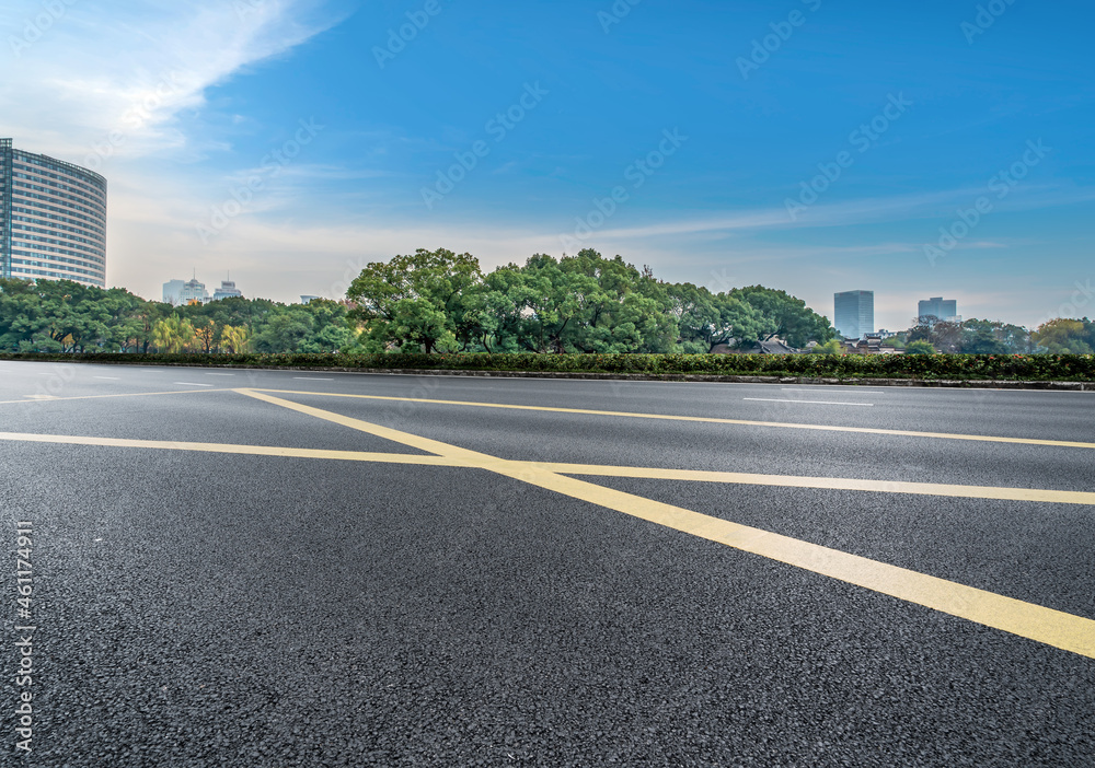 空旷的柏油路、城市天际线和建筑景观，中国。