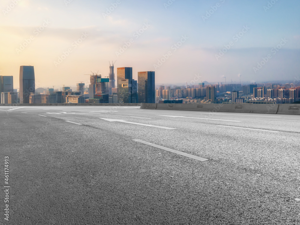 空旷的柏油路、城市天际线和建筑景观，中国。