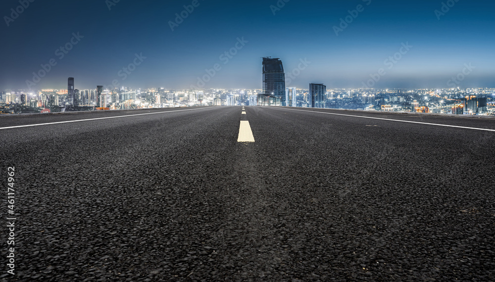 空旷的柏油路、城市天际线和建筑景观，中国。