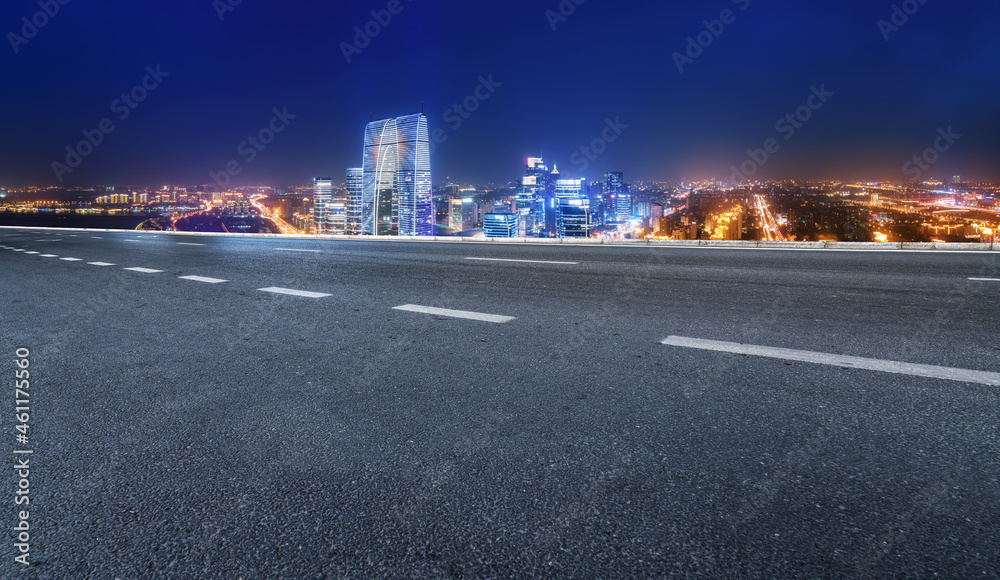 空旷的柏油路、城市天际线和建筑景观，中国。