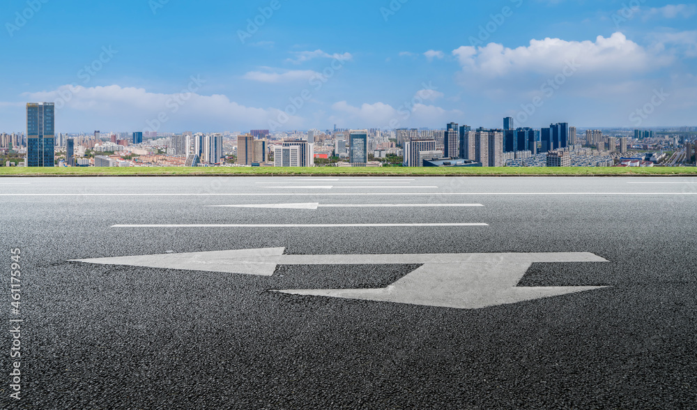 空旷的柏油路、城市天际线和建筑景观，中国。