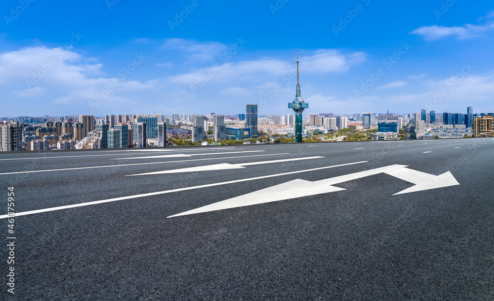 空旷的柏油路、城市天际线和建筑景观，中国。