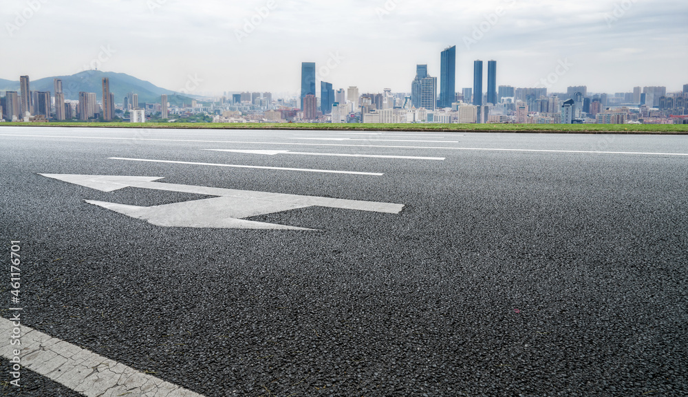 空旷的柏油路、城市天际线和建筑景观，中国。