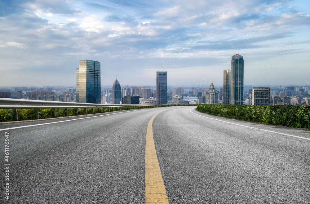 空旷的柏油路、城市天际线和建筑景观，中国。