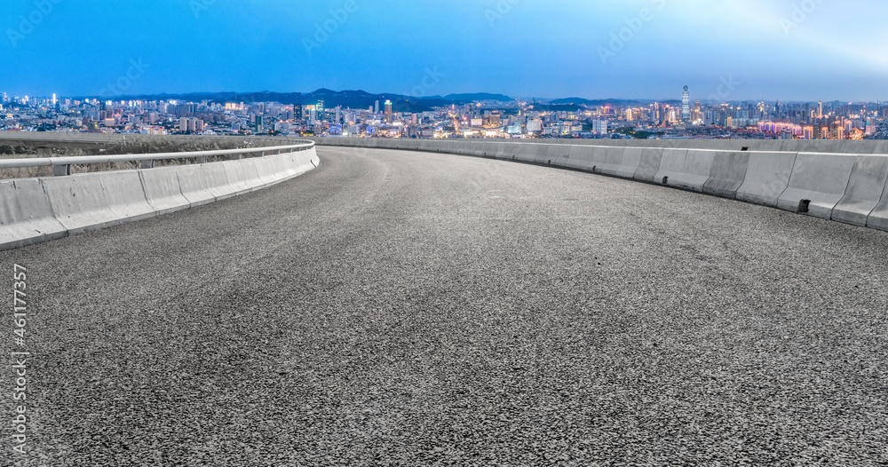 空旷的柏油路、城市天际线和建筑景观，中国。