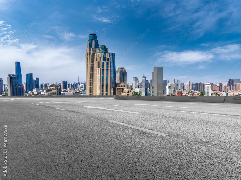 空旷的柏油路、城市天际线和建筑景观，中国。