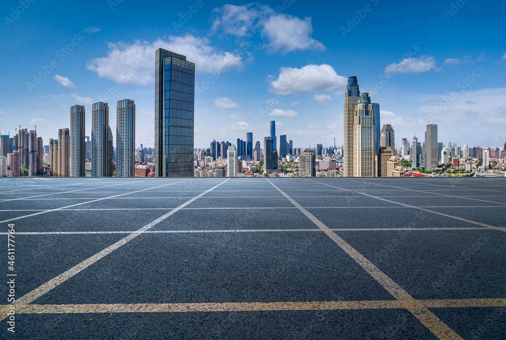 空旷的柏油路、城市天际线和建筑景观，中国。