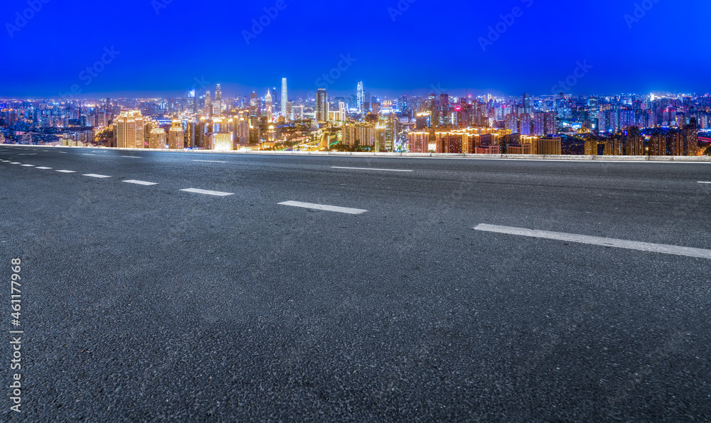 空旷的柏油路、城市天际线和建筑景观，中国。