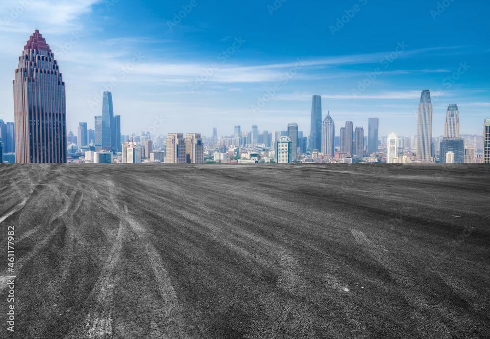 空旷的柏油路、城市天际线和建筑景观，中国。