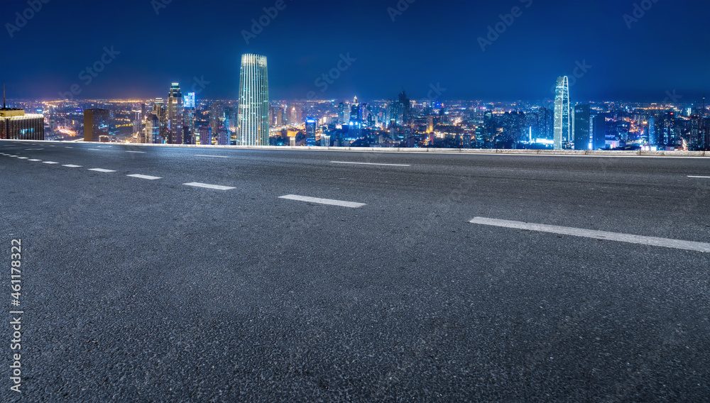 空旷的柏油路、城市天际线和建筑景观，中国。