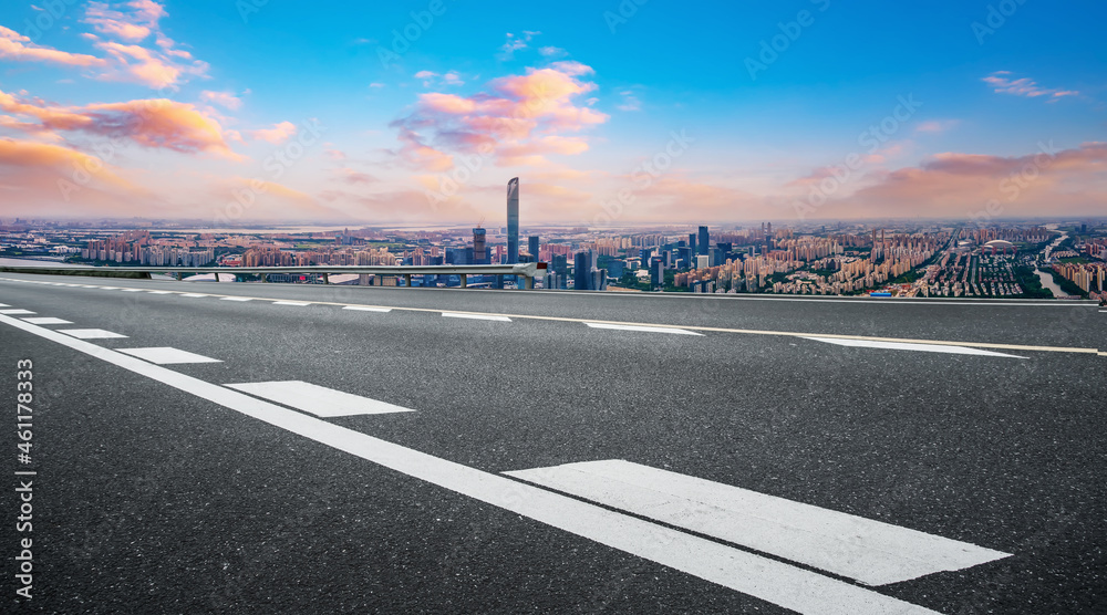 空旷的柏油路、城市天际线和建筑景观，中国。