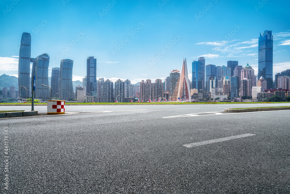 空旷的柏油路、城市天际线和建筑景观，中国。