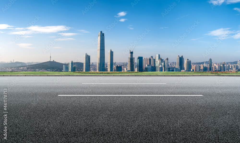 空旷的柏油路、城市天际线和建筑景观，中国。