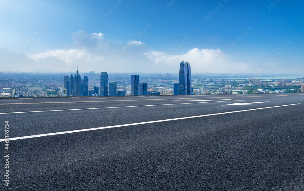 空旷的柏油路、城市天际线和建筑景观，中国。