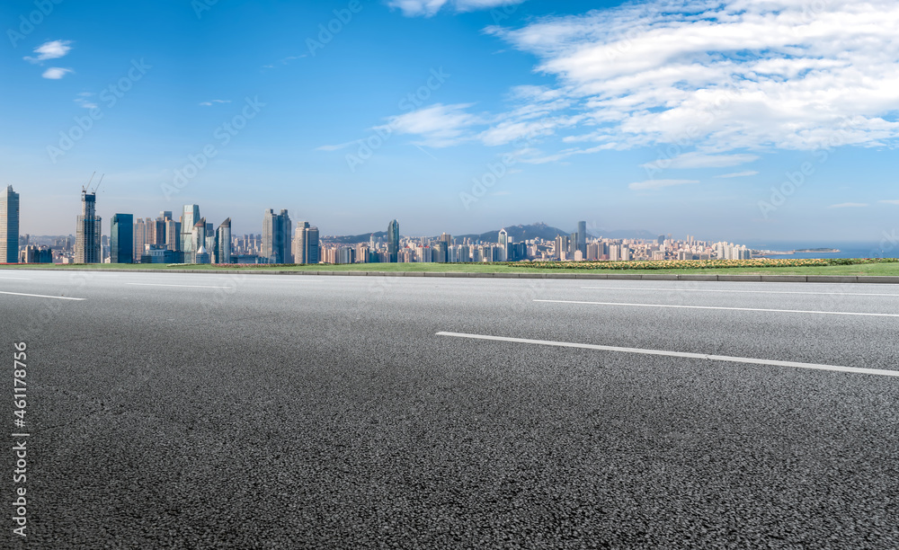 空旷的柏油路、城市天际线和建筑景观，中国。