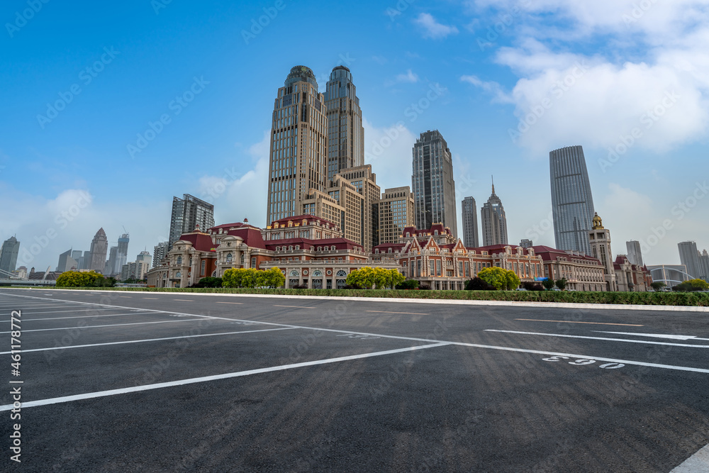 空旷的柏油路、城市天际线和建筑景观，中国。