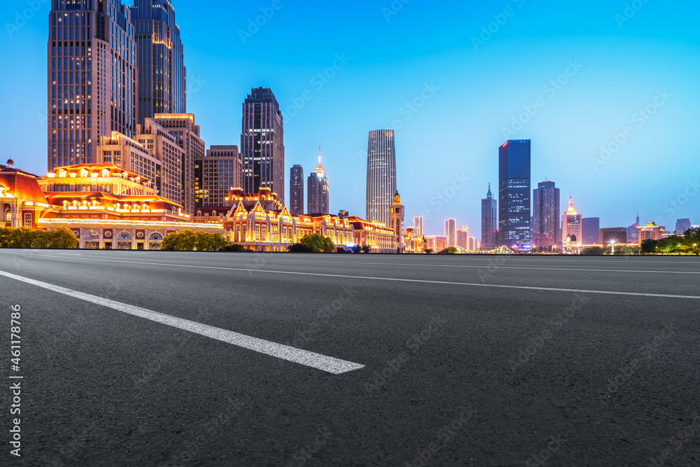 空旷的柏油路、城市天际线和建筑景观，中国。