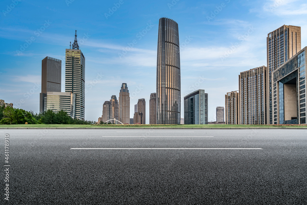 空旷的柏油路、城市天际线和建筑景观，中国。