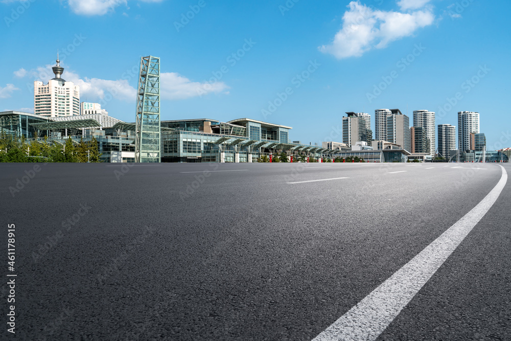 空旷的柏油路、城市天际线和建筑景观，中国。