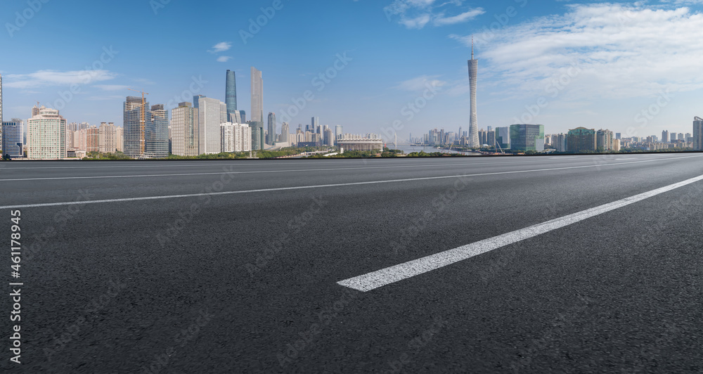 空旷的柏油路、城市天际线和建筑景观，中国。